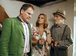 Der gewitzte Gutsverwalter Karl (Peter Mitterrutzner, re.) schl&auml;gt das K&auml;uferp&auml;rchen Rodenberg (Kim Fisher und Thomas Limpinsel) mit Schreckensgeschichten in die Flucht.