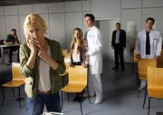 Philipp (Thomas Koch, Mitte), Arzu (Arzu Bazman, Mitte), Dr. Heilmann (Thomas R&uuml;hmann, 2.v. re.) und Niklas (Roy Peter Link, re.) beobachten gebannt, wie Kommissarin Katzer (Isabell Gerschke) mit dem Entf&uuml;hrer telefoniert.