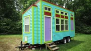 Die K&uuml;nstlerin Annie aus Chattanooga, Tennessee, m&ouml;chte sich nach ihrer Scheidung verkleinern. Sie sieht sich nach einem mobilen Tiny House mit Platz f&uuml;r Besucher um. Ihr Sohn, der aufs College geht, hilft beim Aussortieren im alten Haus und bei der Suche. Doch Annies Familie ist skeptisch, ob ein Tiny House wirklich das Richtige f&uuml;r sie ist.