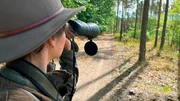 Immer mehr Frauen jagen, auch in der Lausitz, im S&uuml;den Brandenburgs. Die unber&uuml;hrten W&auml;lder rings um die noch bestehenden oder ehemaligen Braunkohletagebaue sind ideale R&uuml;ckzugsgebiete f&uuml;r das Wild. Vier Frauen sind dort auf der Pirsch, auf fr&uuml;heren Kippenfl&auml;chen, am Rand des Spreewalds oder zwischen weit auseinanderliegenden D&ouml;rfern. Was ist ihre Motivation, wenn es sein muss, Tiere zu t&ouml;ten? - J&auml;gerin Julia Hillebrand ist &uuml;berw&auml;ltigt, wenn sie wilde Tiere im Wald beobachtet.