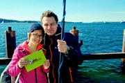 Die Reporter Esther Brandt (links) und Andr&eacute; Gatzke auf Schnitzeljagd an der K&uuml;ste in Schleswig-Holstein.