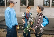 Michel Teichert (Sebastian Brandt, links) und Jakob Heilmann (Karsten K&uuml;hn, rechts) m&ouml;chten gerne in die Skaterclique aufgenommen werden. Daniel Herrmann (Michael Wiesner, Mitte) bestimmt die vorher zu leistenden Mutproben.
