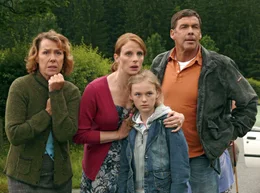 Hilflos m&uuml;ssen Sophie (Gaby Dohm, li.), Bettina (Julia J&auml;ger, 2.v.li.), Lisa (Karla Leipold) und Martin (Sascha Hehn) mit ansehen, wie die Scheune des Hofs in Flammen aufgeht. Weiteres Bildmaterial finden Sie unter www.br-foto.de.