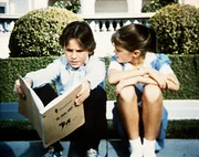 Brock (Bobby Jacobi, l.) liest Karen (Emily Moultrie, r.) aus dem Drehbuch vor. Brock (Bobby Jacobi, l.) liest Karen (Emily Moultrie, r.) aus dem Drehbuch vor.