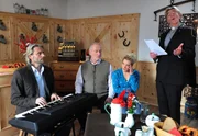 Michael (Erich Altenkopf, l.), Alfons (Sepp Schauer, 2.v.l.) und Tanja (Judith Hildebrandt, 2.v.r.) trauen sich nicht Pfarrer Fröhlich (Viktor Schenkel, r.) zu sagen, dass er nicht singen kann. Michael (Erich Altenkopf, l.), Alfons (Sepp Schauer, 2.v.l.) und Tanja (Judith Hildebrandt, 2.v.r.) trauen sich nicht Pfarrer Fröhlich (Viktor Schenkel, r.) zu sagen, dass er nicht singen kann.
