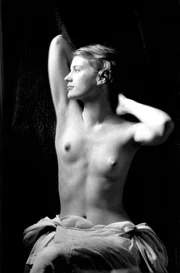 Als Model der &bdquo;Vogue&ldquo; und Muse der Surrealisten verzauberte Lee Miller die M&auml;nner durch ihre Sch&ouml;nheit, konnte sich aber auch in der Gesellschaft von Man Ray und Pablo Picasso leicht behaupten.