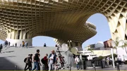 Entwurf eines deutschen Architekten: Eine futuristische Holzkonstruktion &uuml;berspannt die Plaza Mayor, den Hauptplatz der andalusischen Hauptstadt Sevilla.