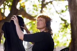 Mutter Amelia (Essie Davis)
