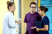 Die medizinischen Problemf&auml;lle stauen sich bei Dr. Julia Berger (Mirka Pigulla, l.), die als einzige Ober&auml;rztin alles zusammenh&auml;lt. Oliver Probst (Arne Kert&eacute;sz, M.) und Sofia Galura (Olivia Papoli-Barawati, r.) helfen, so gut sie k&ouml;nnen.