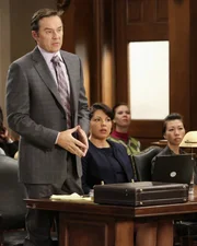 Nachdem Callie (Sara Ramirez, r.) eine falsche Behandlung an einem Patienten vorgenommen hat, muss sie sich nun mit Hilfe ihres Anwalts (Currie Graham, l.) vor Gericht verantworten ...