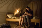 Nach einem Absturz auf einer Party kommt es zu einem unverhofften Wiedersehen zwischen Tochter (Flora Ofelia Hofmann Lindahl, li.) und Mutter (Christine Albeck Børge, re.). Nach einem Absturz auf einer Party kommt es zu einem unverhofften Wiedersehen zwischen Tochter (Flora Ofelia Hofmann Lindahl, li.) und Mutter (Christine Albeck Børge, re.).