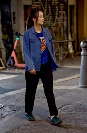 Alice (Kaley Cuoco) muss untertauchen.