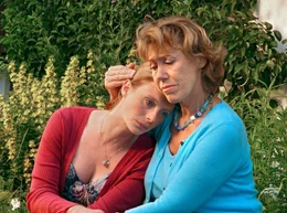 Nach einer Aussprache finden Bettina (Julia J&auml;ger, li.) und ihre Mutter Sophie (Gaby Dohm) endlich wieder zueinander.