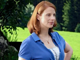 ARD ZWEI HERZEN UND EIN EDELWEISS, Deutschland 2008, Regie Helmut Metzger, am Freitag (15.07.11) um 20:15 Uhr  im Ersten. Bettina (Julia J&auml;ger) f&uuml;hlt sich auf dem Land wie Zuhause.