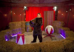 Ebba Bornkamp (Iris Berben) steigt als Gro&szlig;e B&auml;rin in die Manege.
