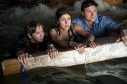 Das Auseinanderdriften des San-Andreas-Grabens sorgt in ganz Kalifornien f&uuml;r Erdbeben und darauffolgende Tsunamis. Verzweifelt k&auml;mpfen Ollie Taylor (Art Parkinson, l.), dessen Bruder Ben (Hugo Johnstone-Burt, r.) und Blake (Alexandra Daddario, M.) ums &Uuml;berleben. Wird Blakes Vater, ein Rettungsflieger, sie noch rechtzeitig erreichen k&ouml;nnen und sie retten?; Das Auseinanderdriften des San-Andreas-Grabens sorgt in ganz Kalifornien f&uuml;r Erdbeben und darauffolgende Tsunamis. Verzweifelt k&auml;mpfen Ollie Taylor (Art Parkinson, l.), dessen Bruder Ben (Hugo Johnstone-Burt, r.) und Blake (Alexandra Daddario, M.) ums &Uuml;berleben. Wird Blakes Vater, ein Rettungsflieger, sie noch rechtzeitig erreichen k&ouml;nnen und sie retten?