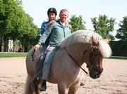 Willi und Georg Frerich auf Kaltbluthengst Hurricane. Auf dem Landgest&uuml;t in Warendorf dreht sich alles um die Zucht.