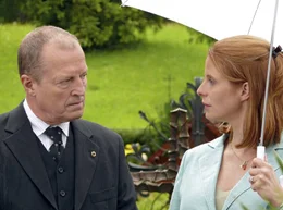 Der Notar Dr. Steinbach (Paul Fa&szlig;nacht) er&ouml;ffnet Bettina (Julia J&auml;ger), dass sie die Alleinerbin ihres Onkels ist.