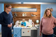 Elias (Stefan Ruppe, l.) hat ersch&uuml;tternde Informationen f&uuml;r Tanja Jacobs (Gabriela Lindl, r.). Der DNA-Test best&auml;tigt, dass Lotte nicht ihre leibliche Tochter ist.