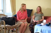 Die im 8. Monat schwangere Linda David (Franziska Breite, r.) steckt mitten in einer pers&ouml;nlichen Krise. Wegen st&auml;ndigen gesundheitlichen Beschwerden wendet sie sich an Tanja (Christina Athenst&auml;dt, l.), der nicht viel Zeit bleibt, um den Grund f&uuml;r die Erkrankung zu finden.