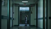Ein Kind im Krankenhausflur bei Nacht Ein Kind im Krankenhausflur bei Nacht