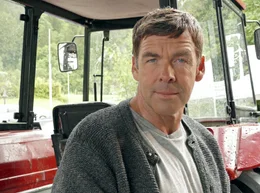Der grantige Martin (Sascha Hehn) betreibt eine kleine Autowerkstatt auf dem Land.