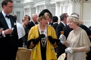 V.l.n.r.: Mark Gaskill (Jamie Theakston), Dolly Bantry (Joanna Lumley) und Jane Marple (Geraldine McEwan). V.l.n.r.: Mark Gaskill (Jamie Theakston), Dolly Bantry (Joanna Lumley) und Jane Marple (Geraldine McEwan).