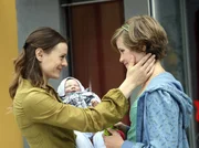 Sophie freut sich &uuml;ber ein wenig Aufmerksamkeit ihrer Mutter. (Anica R&ouml;hlinger, re.; Renee Kloninger, li.)