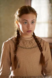 Die Geschwister Marilla und Matthew Cuthbert entscheiden sich daf&uuml;r, einen Waisenjungen zu adoptieren, der ihnen bei der Arbeit auf ihrer Farm "Green Gables" helfen soll. Doch als Matthew mit seiner Kutsche am Bahnhof vorf&auml;hrt, um den Jungen abzuholen, wartet dort Anne Shirley auf ihn. W&auml;hrend der Kutschfahrt redet sich das fantasievolle rothaarige M&auml;dchen sofort in Matthews Herz. Zuhause bei der schroffen Marilla angekommen, zweifelt diese aber an Annes Nutzen f&uuml;r die Farm. Sie will das M&auml;dchen wieder zur&uuml;ck ins Waisenhaus schicken. Wird Anne es schaffen, Marilla f&uuml;r sich zu gewinnen, um auf Green Gables bleiben zu d&uuml;rfen? Im Bild: Ella Ballentine.