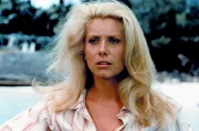Nelly, (Catherine Deneuve), eine Abenteurerin voller Sch&ouml;nheit und Feuer &ndash; ein Teufel von einer Frau, die sein tropisches Paradies in Tr&uuml;mmer legt.