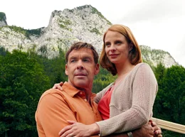hr-fernsehen ZWEI HERZEN UND EIN EDELWEISS, Spielfilm, Deutschland 2008, Regie: Helmut Metzger, am Samstag (21.04.12) um 12:50 Uhr. Ende gut, alles gut: Bettina (Julia J&auml;ger) und Martin (Sascha Hehn).