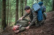 Zu Jonas (Philipp Danne, r.) Schock st&uuml;rzt Leon (Justus Czaja, l.) auf dem Weg zur Rangerstation und verletzt sich dabei am Kopf.