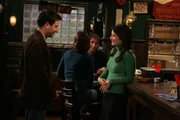 Als Ted (Josh Radnor, l.) in einer Bar Robin (Cobie Smulders, r.) kennenlernt, ist er hin und weg von ihr ...
