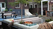 Ein Paar verbringt seine freie Zeit lieber drinnen als drau&szlig;en, denn der Garten ist wenig einladend. Matt stellt sich der Herausforderung: Er entwirft eine Terrasse mit einem gro&szlig;en Essbereich und einer Feuerstelle mit Outdoor-Sofa.