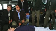 Kriminalkommissar Peter Wolniak (Uwe Fellensiek, l.) und Kriminalhauptkommissar Stefan Kehler (Wolfgang Bathke, 2.v.l.) untersuchen die Leiche des Gem&uuml;seh&auml;ndlers Kuchel. (restliche Personen Komparsen)