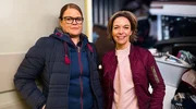 Reporterin Anna Planken (r) mit Christina. In NRW waren rund 122.000 Menschen wohnungslos. Christina aus dem Sauerland ist eine von ihnen.