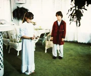 Karen (Emily Moultrie, l.) und Brock (Bobby Jacobi, r.) haben wenig Freude an ihren Ferien: Sie langweilen sich. Karen (Emily Moultrie, l.) und Brock (Bobby Jacobi, r.) haben wenig Freude an ihren Ferien: Sie langweilen sich.