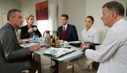 Sitzung auf Leitungs-Ebene: Sowohl der &auml;rztliche Direktor der Sachsenklinik Dr. Roland Heilmann (Thomas R&uuml;hmann, rechts), als auch die Pflegedienstleiterin Arzu Ritter (Arzu Bazman, 2. von rechts) m&uuml;ssen zum Rapport vor Alexander Weber (Heio von Stetten, links), Klinikleiterin Sarah Marquardt (Alexa Maria Surholt) und deren Assistent Clemens Manthey (Max K&ouml;nig, 3. von rechts) erscheinen. Vor allem mit dem Personalschl&uuml;ssel in der Pflegeabteilung hat Abaris-Chef Weber gro&szlig;e Probleme. Roland versucht sie in Schutz zu nehmen, aber das gelingt ihm nur bedingt.