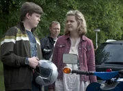 Feli und Bruno bangen um ihr Moped. (Ferdinand D&ouml;lz, li.; Sabrina Wollweber, re.)