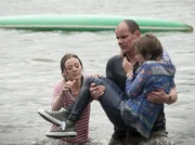 Gerettet! Sophie in den sicheren H&auml;nden ihres Gro&szlig;vaters. (Anica R&ouml;hlinger, re.; Olaf Burmeister, Mitte; Renee Kloninger, li.)