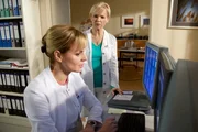 Dr. Kathrin Globisch (Andrea Kathrin Loewig, rechts) kommt bei der Behandlung eines Patienten nicht weiter und bittet Dr. Lea Peters (Anja Nejarri) um Hilfe.