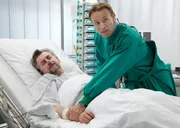 ARD/MDR IN ALLER FREUNDSCHAFT - FOLGE 679, "Heureka", am Dienstag (17.03.15) um 21:00 Uhr im ERSTEN. Eric Stolte (Johannes Silberschneider, li.) hat jeden Lebensmut verloren und versucht sich umzubringen. Dr. Martin Stein (Bernhard Bettermann, re.) konnte ihn zwar erst einmal retten, doch Dankbarkeit kann er daf&uuml;r nicht erwarten. Direkt, nachdem Eric Stolte aus der Narkose aufgewacht ist, unternimmt er den n&auml;chsten Versuch, seinem Leben ein Ende zu setzen.