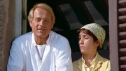 (v.l.) Don Matteo (Terence Hill), Natalina (Natalie Guetta)
