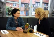 Tine (Maike Bollow, r.) erf&auml;hrt, dass Sabine Reinhardt (Ranga Pitoll, l.) dr&auml;ngender denn je nach dem Schuldigen an Paulas Tod sucht.