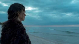 Ebba (Iris Berben) erreicht ersch&ouml;pft den Strand