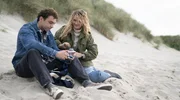 ARD Degeto MORD AUF SHETLAND - DAS FAMILIENGEHEIMNIS, am Montag (21.04.25) um 21:45 Uhr im ERSTEN, online first ab Donnerstag (17.04.25) in der ARD MEDIATHEK R&uuml;ckblende: Calder (Rosie Graham) und Cal (Gregor Milne) als Liebespaar auf den Shetlands.  - Motiv aus Teil 1 -