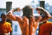 Der ehemalige Green Beret Rambo (Sylvester Stallone) lebt zur&uuml;ckgezogen bei buddhistischen M&ouml;nchen in einem Kloster in Thailand.