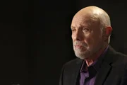 Carlos` (Hector Elizondo) &uuml;berraschendes Auftauchen in Seattle scheint perfektes Timing zu sein ...
