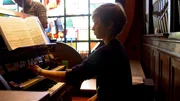 Felix spielt Orgel in der Kirche.