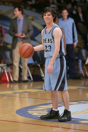 Axl (Charlie McDermott) hat eine neue Freundin: Morgan, die h&uuml;bsche Anf&uuml;hrerin der Cheerleader ...